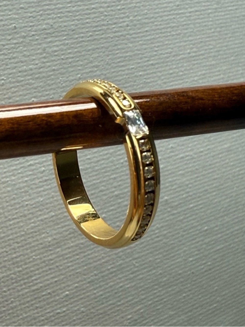 18K Gold Stainless Steel Ring with Crystal Accents SIZE 8 - Picture 6 of 7